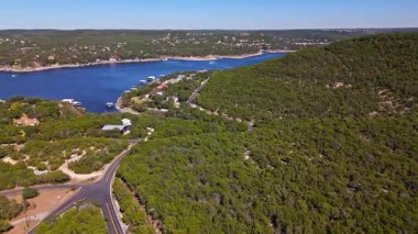 Güneşli bir sonbahar günü, Austin, Teksas 'ta, Travis Gölü' ndeki Windy Point yarımadasının yüksek hava geçidi.