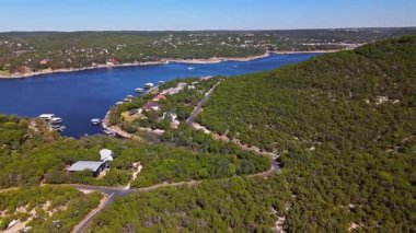 Güneşli bir sonbahar günü, Austin, Teksas 'ta, Travis Gölü' ndeki Windy Point yarımadasının yüksek hava geçidi.