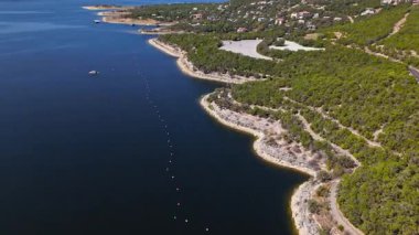 Güneşli bir sonbahar gününde, uçsuz bucaksız uçurumlar ve çarpıcı göl evleri Austin, Teksas