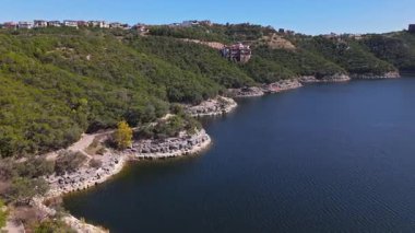 Güneşli bir sonbahar gününde, engebeli kayalıklar ve muhteşem göl evleri Austin, Teksas 'ta nefes kesen Travis Gölü kıyılarından oluşan hava üstgeçidi.