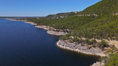 Güneşli bir sonbahar gününde, engebeli kayalıklar ve muhteşem göl evleri Austin, Teksas 'ta nefes kesen Travis Gölü kıyılarından oluşan hava üstgeçidi.
