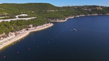 Güneşli bir sonbahar gününde, engebeli uçurumlar ve çarpıcı göl evleri Austin, Teksas 'ta nefes kesen Travis Gölü' nün üzerinde.