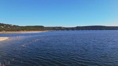 Güneşli bir sonbahar gününde, engebeli kayalıklar ve muhteşem göl evleri Austin, Teksas 'ta nefes kesici bir vinç görüntüsü.