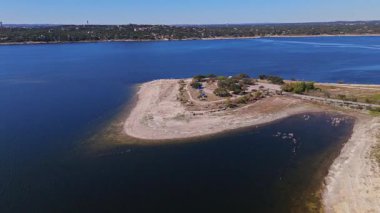 Bob Wentz Park 'ın güneşli bir sonbahar günü, Austin, Teksas' taki Travis Gölü 'ndeki yüksek hava yörüngesi görüntüsü.