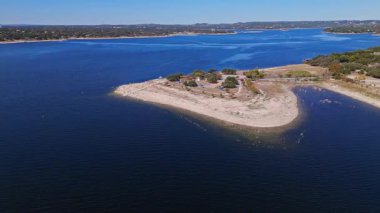 Güneşli bir sonbahar gününde, engebeli uçurumlar ve çarpıcı göl evleri Austin, Teksas 'ta nefes kesen Travis Gölü' nün üzerinde.