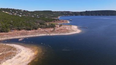 Güneşli bir sonbahar günü, Teksas, Austin 'de, Travis Gölü' ndeki Bob Wentz Parkı 'nın yüksek hava yolu.
