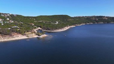 Güneşli bir sonbahar gününde, sert kayalıklar ve muhteşem göl evleri Austin, Teksas ile nefes kesen Travis Gölü 'nün yüksek hava baskını görüntüleri.