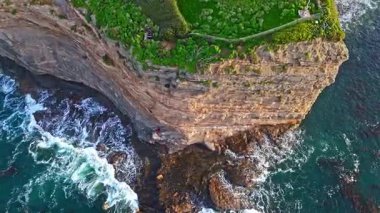 Los Angeles, Kaliforniya 'daki Point Fermin uçurumlarının en yüksek yörünge görüntüsü. Renkli gökyüzü, engebeli uçurumlar ve sahil boyunca dalgalar çarpışıyor.