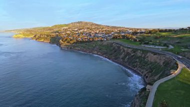 Los Angeles, Kaliforniya 'daki Point Fermin Deniz Feneri' nin hava üssü. Renkli gökyüzü, engebeli uçurumlar ve sahil boyunca dalgalar çarpışıyor.