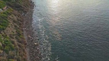 Los Angeles, Kaliforniya 'da Point Fermin' in sinematik hava gösterimi. Renkli gökyüzü, engebeli uçurumlar ve sahil boyunca dalgalar çarpışıyor.