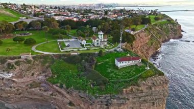 Los Angeles, Kaliforniya 'daki Point Fermin Deniz Feneri' nin havadan çekilmiş görüntüleri. Renkli gökyüzü, engebeli uçurumlar ve sahil boyunca dalgalar çarpışıyor.
