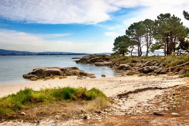 Arousa Adası, Galiçya, İspanya 'daki Carreiron doğal parkındaki Paso plajı.