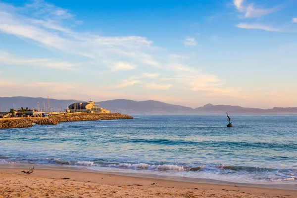 Vagues Brisant Sur Plage Silgar Avec Marina Sanxenxo Arrière Plan — Photo