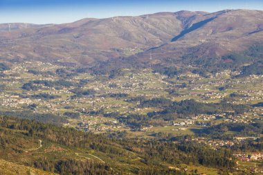 Arbo Vadisi 'nin San Fin bakış açısından İspanya ile Portekiz arasındaki bölge sınırındaki köyleri.