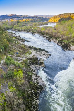 Minho Rio, Arbo şehrinde İspanya ile Portekiz arasındaki sınırı çiziyor.