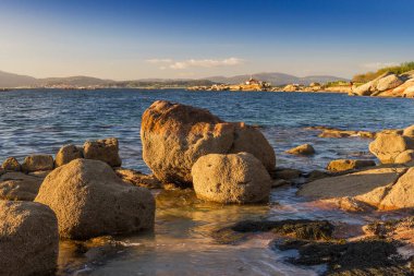 Arousa Adası 'ndaki Areadasecada sahilinde Punta Calabo deniz fenerinde kayalıklar var.