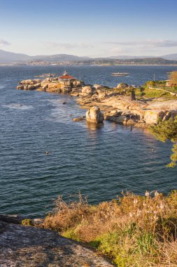 Punta Cabalo 'nun sahil şeridi deniz feneri Arousa Adası, Galiçya, İspanya