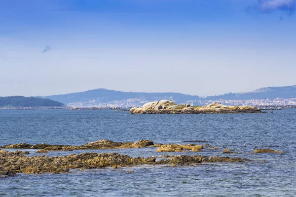 Granit Klippskär Framför Musselvattenbruksflottar Arousa Mynning Galicien Spanien — Stockfoto