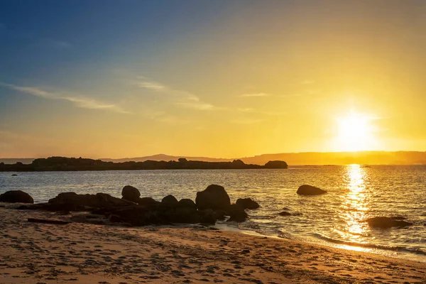 黄金の夕日でAreadasecadaビーチの海岸岩 — ストック写真