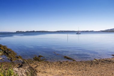 Neixon sahilinden Rianxo Koyu 'na demir atmış bir yelkenli.