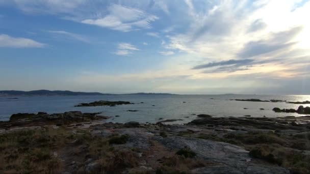 Arousa岛Carreiron自然公园在多云落日下的海岸线 — 图库视频影像