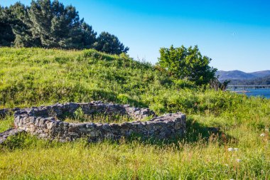 Boiro kasabası Galiçya 'daki Neixon Celtic Hill Kalesi veya Castro' daki yuvarlak ev harabeleri
