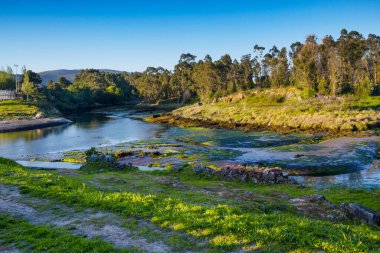 Rianxo 'daki Santa Comba köyünde nehir ağzı ve bataklık.