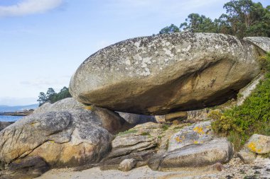 Arousa Adası sahilinde büyük granit kayalar tuhaf bir denge içinde.