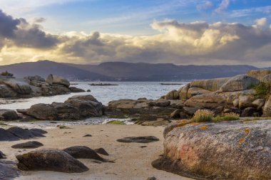 Arousa Adası 'ndaki Punta Cabalo Burnu' nda granit kostal kayalar.