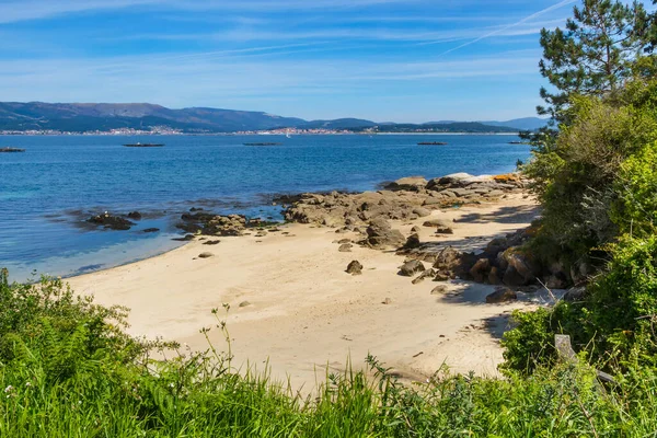 Spiaggia Nasos Incorniciata Dalla Vegetazione Verde Dell Isola Arousa — Foto Stock