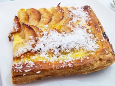 Rendelenmiş hindistan cevizli elmalı turta.