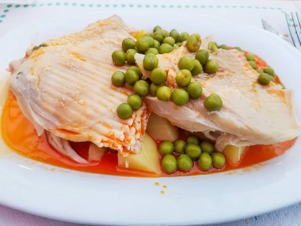 伝統的な海洋ソースでエンドウ豆とジャガイモと調理されたレイフィッシュ — ストック写真