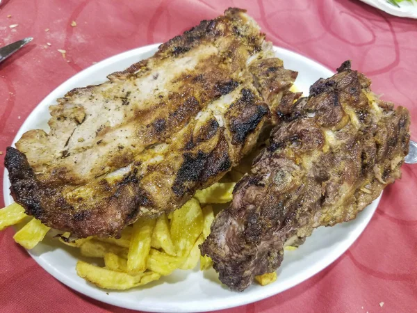 Costela Porco Grelhado Com Batatas Fritas Servido Prato Porcelana — Fotografia de Stock