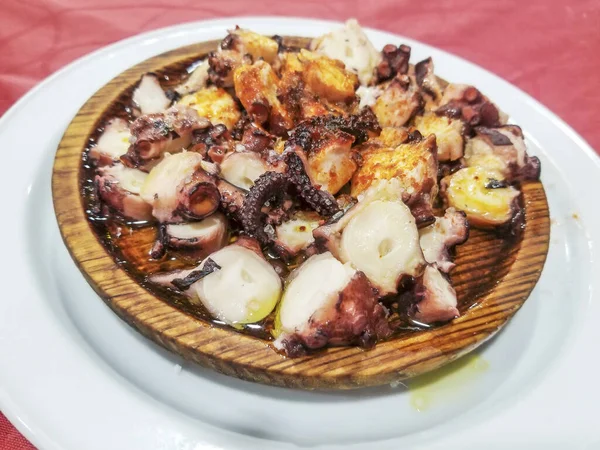 Houtplaat Met Stukjes Octopus Tentakels Een Eerlijke Saus — Stockfoto
