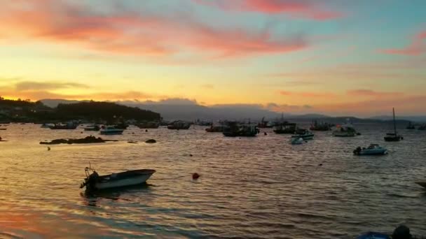 スペイン ガリシア州アロサ島のXufre港の夕暮れ時に停泊船 — ストック動画