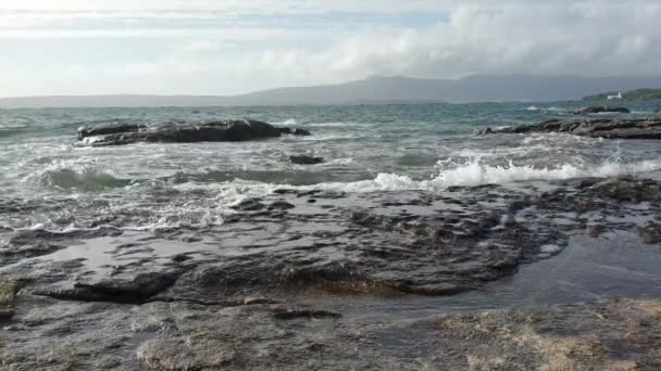 Ondas Quebrando Costa Ponto Arruda Ilha Arousa Galiza Espanha — Vídeo de Stock