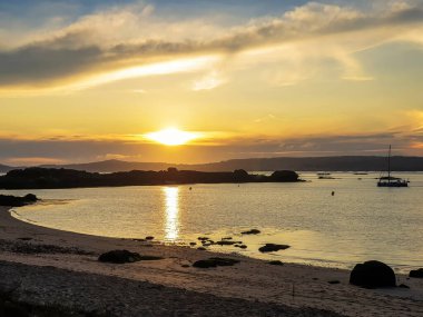 Arousa Adası 'ndaki Secada Sahili' nde altın gün batımında.