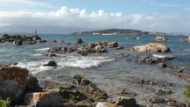 Ondas Entre Rochas Costeiras Com Pescador Topo Arruda Cape Ilha — Vídeo de Stock