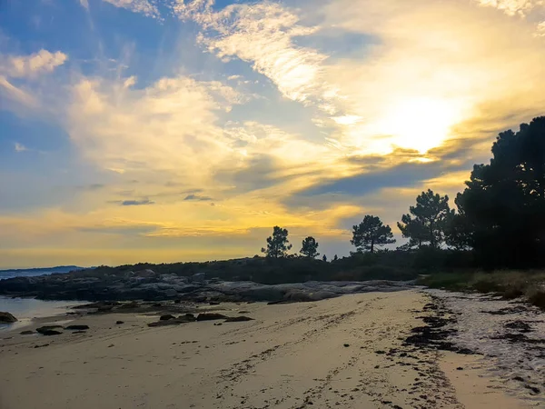 Plage Point Xastelas Dans Île Arousa Coucher Soleil Nuageux — Photo