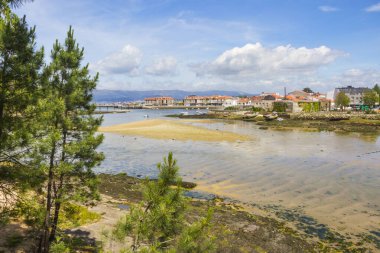 Vilanova de Arousa şehrinin kıyı ve kıyı şeridi alçak gelgitte