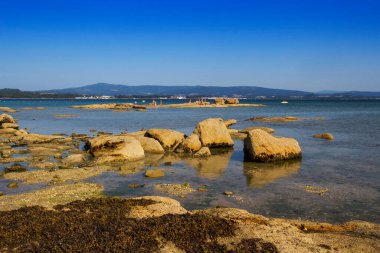 Galiçya, İspanya 'daki Arousa Adası' ndaki Camaxe sahilindeki granit kayalıklar.