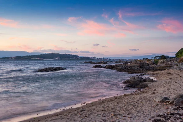 Kystlinjen Til Arruda Beach Arousa Island Skumringen Med Lys Landsbyen – stockfoto