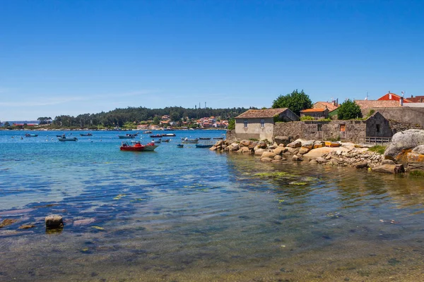 Starobylé Domy Zakotvené Rybářské Lodě Nábřeží Ostrově Arousa Stock Fotografie