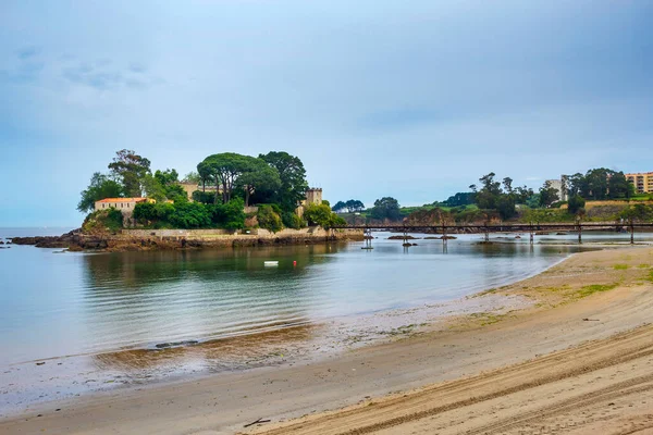 Wyspa Zamkiem Plażą Wybrzeżu Wioski Santa Cruz Miejscowości Oleiros Galicja — Zdjęcie stockowe