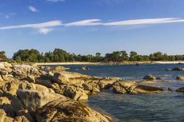 Öğleden sonra Arousa Adası 'nın Granit kayalık kıyıları