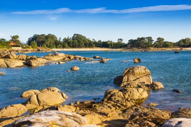 Espineiro kıyısındaki Granit kayalık kıyılar Arousa Adası, Galiçya, İspanya