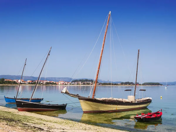 Veleros Tradicionales Anclados Orilla Playa Isla Arousa Galicia España — Foto de Stock