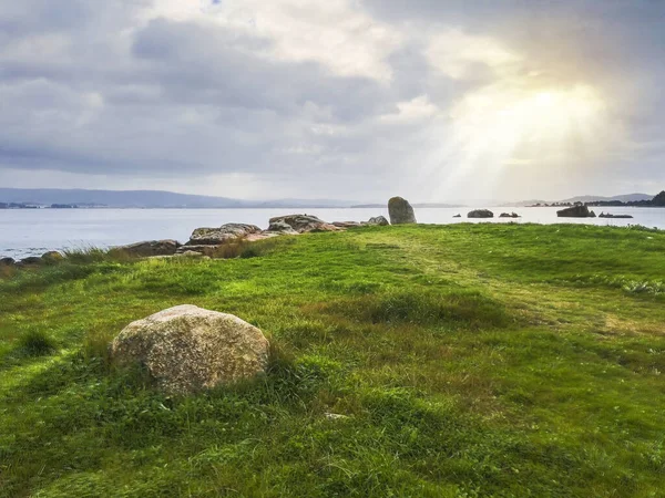 Grünes Gras Und Granitfelsen Der Küste Bei Wintersturm Auf Der — Stockfoto