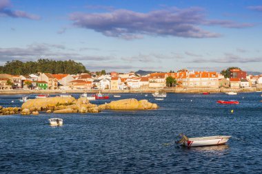 Arousa Adası Köyü 'nün deniz önü.