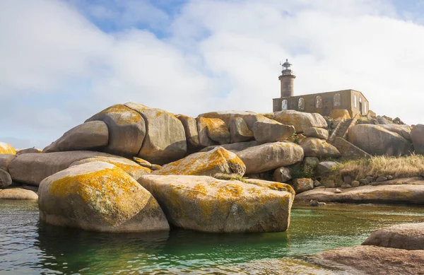 Vuurtoren Bovenop Granietrotsen Van Rua Eiland Arousa Estuarium Galicië — Stockfoto